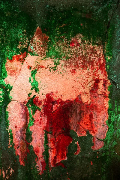 Alçı tuğla duvarın boş eski sanat dokusu. Yaprak dokusuyla boyanmış taş tuğla duvarın çatlaklarıyla kötü çizilmiş yüzey. Hasarlı alçıyla binanın ön cephesini ovaladım.