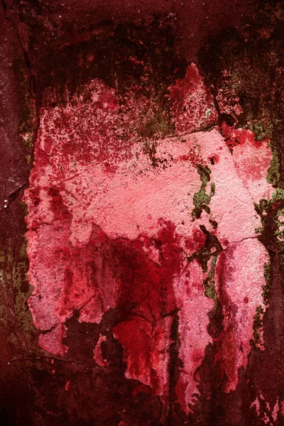 Alçı tuğla duvarın boş eski sanat dokusu. Yaprak dokusuyla boyanmış taş tuğla duvarın çatlaklarıyla kötü çizilmiş yüzey. Hasarlı alçıyla binanın ön cephesini ovaladım.