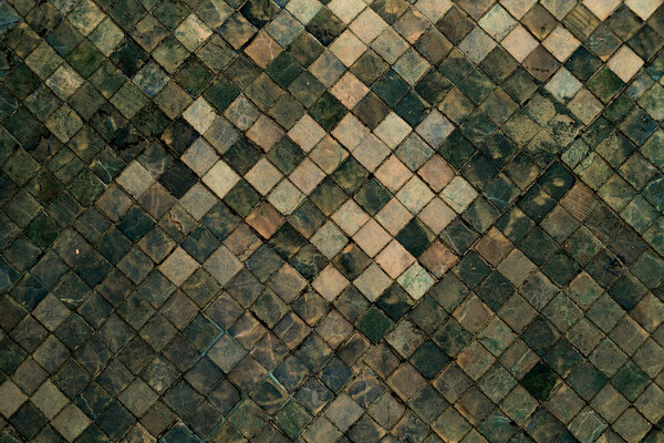 Красочная мягкая пастельная монофоническая венецианская мозаика в качестве декоративного украшения фасада. Венецианская мозаика в качестве декоративного фона. Выборочный фокус. Абстрактный шаблон. Абстрактные керамические камни
