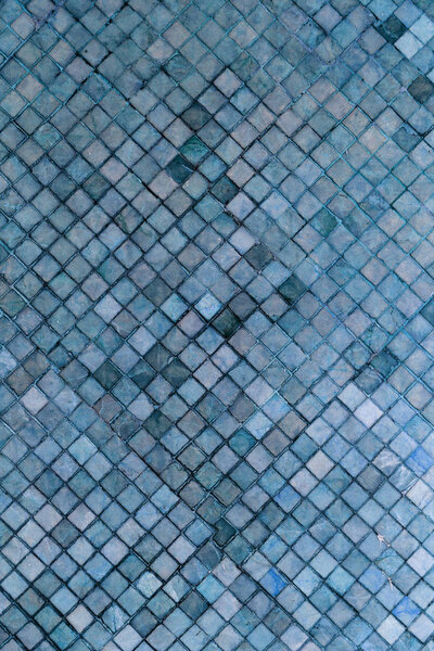 Красочная мягкая пастельная монофоническая венецианская мозаика в качестве декоративного украшения фасада. Венецианская мозаика в качестве декоративного фона. Выборочный фокус. Абстрактный шаблон. Абстрактные керамические камни
