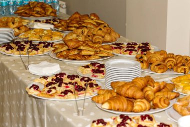 Farklı bir ürün yelpazesine bisküvi, Fransız ekmeği ve hamur işleri sırasında büfe masada, açık büfe. Kavramsal olarak kahve molası, kahve Resepsiyon, öğle yemeği