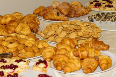 Farklı bir ürün yelpazesine bisküvi, Fransız ekmeği ve hamur işleri sırasında büfe masada, açık büfe. Kavramsal olarak kahve molası, kahve Resepsiyon, öğle yemeği
