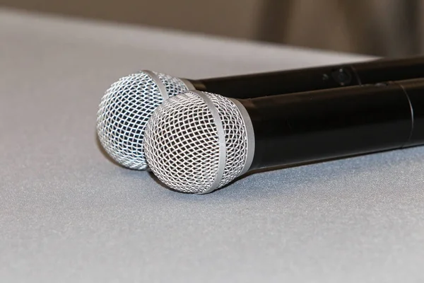 Pair Microphones Lies Tablecloth Conference Room Table Speakers Microphones Press — Stock Photo, Image