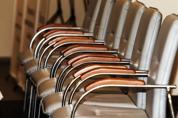 Modern Metal Ofis Sandalyeleri Yakınındaki Bir Konferans Salonu Tabloda Bir — Stok fotoğraf