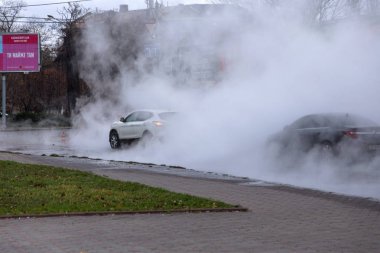 Odessa, Ukrayna - 28 Kasım 2018: Isıtma ana kaza. Sıcak su ile Borular patlamış. Kış ısıtma boruları soğuk frost ve patlama dayanamadı. Sıcak su buhar. Pompa ile acil kurtarma ekipleri