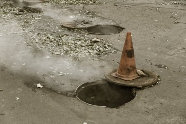 Odessa, Ukrayna - 28 Kasım 2018: Isıtma ana kaza. Sıcak su ile Borular patlamış. Kış ısıtma boruları soğuk frost ve patlama dayanamadı. Sıcak su buhar. Pompa ile acil kurtarma ekipleri