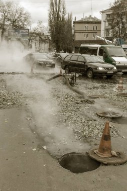 Odessa, Ukrayna - 28 Kasım 2018: Isıtma ana kaza. Sıcak su ile Borular patlamış. Kış ısıtma boruları soğuk frost ve patlama dayanamadı. Sıcak su buhar. Pompa ile acil kurtarma ekipleri