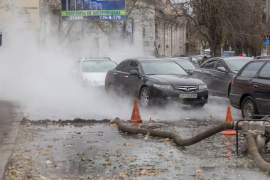 Odessa, Ukrayna - 28 Kasım 2018: Isıtma ana kaza. Sıcak su ile Borular patlamış. Kış ısıtma boruları soğuk frost ve patlama dayanamadı. Sıcak su buhar. Pompa ile acil kurtarma ekipleri