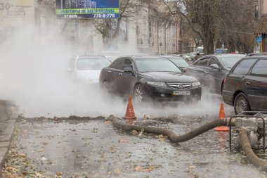 Odessa, Ukrayna - 28 Kasım 2018: Isıtma ana kaza. Sıcak su ile Borular patlamış. Kış ısıtma boruları soğuk frost ve patlama dayanamadı. Sıcak su buhar. Pompa ile acil kurtarma ekipleri