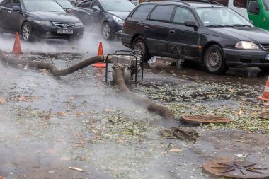 Odessa, Ukrayna - 28 Kasım 2018: Isıtma ana kaza. Sıcak su ile Borular patlamış. Kış ısıtma boruları soğuk frost ve patlama dayanamadı. Sıcak su buhar. Pompa ile acil kurtarma ekipleri