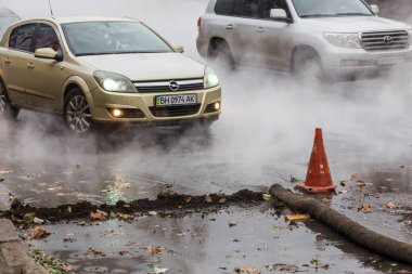 Odessa, Ukrayna - 28 Kasım 2018: Isıtma ana kaza. Sıcak su ile Borular patlamış. Kış ısıtma boruları soğuk frost ve patlama dayanamadı. Sıcak su buhar. Pompa ile acil kurtarma ekipleri