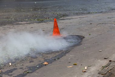 Odessa, Ukrayna - 28 Kasım 2018: Isıtma ana kaza. Sıcak su ile Borular patlamış. Kış ısıtma boruları soğuk frost ve patlama dayanamadı. Sıcak su buhar. Pompa ile acil kurtarma ekipleri