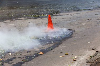 Odessa, Ukrayna - 28 Kasım 2018: Isıtma ana kaza. Sıcak su ile Borular patlamış. Kış ısıtma boruları soğuk frost ve patlama dayanamadı. Sıcak su buhar. Pompa ile acil kurtarma ekipleri