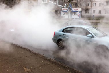 Odessa, Ukrayna - 28 Kasım 2018: Isıtma ana kaza. Sıcak su ile Borular patlamış. Kış ısıtma boruları soğuk frost ve patlama dayanamadı. Sıcak su buhar. Pompa ile acil kurtarma ekipleri