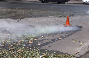 Odessa, Ukrayna - 28 Kasım 2018: Isıtma ana kaza. Sıcak su ile Borular patlamış. Kış ısıtma boruları soğuk frost ve patlama dayanamadı. Sıcak su buhar. Pompa ile acil kurtarma ekipleri