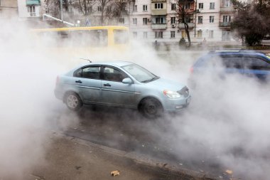 Odessa, Ukrayna - 28 Kasım 2018: Isıtma ana kaza. Sıcak su ile Borular patlamış. Kış ısıtma boruları soğuk frost ve patlama dayanamadı. Sıcak su buhar. Pompa ile acil kurtarma ekipleri