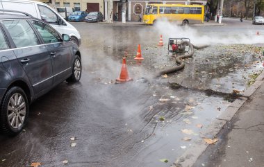 Odessa, Ukrayna - 28 Kasım 2018: Isıtma ana kaza. Sıcak su ile Borular patlamış. Kış ısıtma boruları soğuk frost ve patlama dayanamadı. Sıcak su buhar. Pompa ile acil kurtarma ekipleri