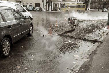 Odessa, Ukrayna - 28 Kasım 2018: Isıtma ana kaza. Sıcak su ile Borular patlamış. Kış ısıtma boruları soğuk frost ve patlama dayanamadı. Sıcak su buhar. Pompa ile acil kurtarma ekipleri