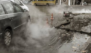 Odessa, Ukrayna - 28 Kasım 2018: Isıtma ana kaza. Sıcak su ile Borular patlamış. Kış ısıtma boruları soğuk frost ve patlama dayanamadı. Sıcak su buhar. Pompa ile acil kurtarma ekipleri