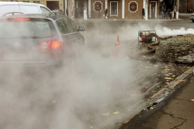 Odessa, Ukrayna - 28 Kasım 2018: Isıtma ana kaza. Sıcak su ile Borular patlamış. Kış ısıtma boruları soğuk frost ve patlama dayanamadı. Sıcak su buhar. Pompa ile acil kurtarma ekipleri