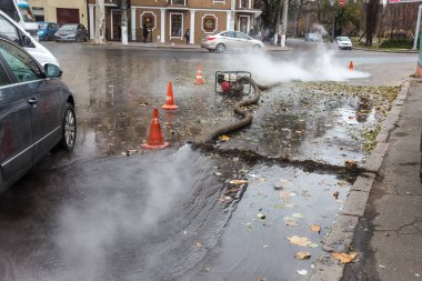 Odessa, Ukrayna - 28 Kasım 2018: Isıtma ana kaza. Sıcak su ile Borular patlamış. Kış ısıtma boruları soğuk frost ve patlama dayanamadı. Sıcak su buhar. Pompa ile acil kurtarma ekipleri