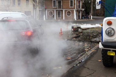 Odessa, Ukrayna - 28 Kasım 2018: Isıtma ana kaza. Sıcak su ile Borular patlamış. Kış ısıtma boruları soğuk frost ve patlama dayanamadı. Sıcak su buhar. Pompa ile acil kurtarma ekipleri