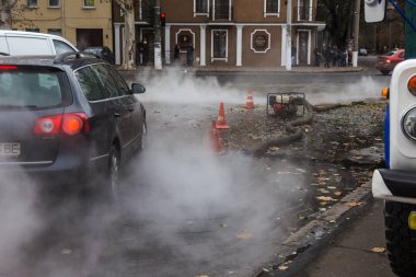 Odessa, Ukrayna - 28 Kasım 2018: Isıtma ana kaza. Sıcak su ile Borular patlamış. Kış ısıtma boruları soğuk frost ve patlama dayanamadı. Sıcak su buhar. Pompa ile acil kurtarma ekipleri