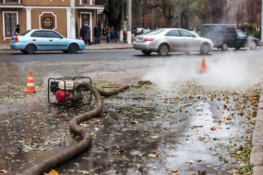 Odessa, Ukrayna - 28 Kasım 2018: Isıtma ana kaza. Sıcak su ile Borular patlamış. Kış ısıtma boruları soğuk frost ve patlama dayanamadı. Sıcak su buhar. Pompa ile acil kurtarma ekipleri