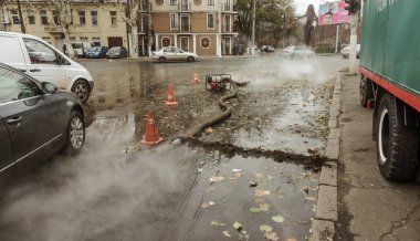 Odessa, Ukrayna - 28 Kasım 2018: Isıtma ana kaza. Sıcak su ile Borular patlamış. Kış ısıtma boruları soğuk frost ve patlama dayanamadı. Sıcak su buhar. Pompa ile acil kurtarma ekipleri