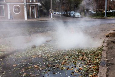 Odessa, Ukrayna - 28 Kasım 2018: Isıtma ana kaza. Sıcak su ile Borular patlamış. Kış ısıtma boruları soğuk frost ve patlama dayanamadı. Sıcak su buhar. Pompa ile acil kurtarma ekipleri