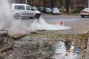 Odessa, Ukrayna - 28 Kasım 2018: Isıtma ana kaza. Sıcak su ile Borular patlamış. Kış ısıtma boruları soğuk frost ve patlama dayanamadı. Sıcak su buhar. Pompa ile acil kurtarma ekipleri