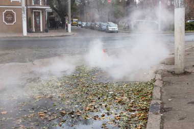 Odessa, Ukrayna - 28 Kasım 2018: Isıtma ana kaza. Sıcak su ile Borular patlamış. Kış ısıtma boruları soğuk frost ve patlama dayanamadı. Sıcak su buhar. Pompa ile acil kurtarma ekipleri
