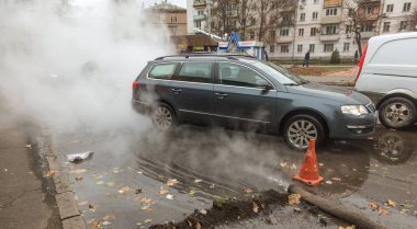 Odessa, Ukrayna - 28 Kasım 2018: Isıtma ana kaza. Sıcak su ile Borular patlamış. Kış ısıtma boruları soğuk frost ve patlama dayanamadı. Sıcak su buhar. Pompa ile acil kurtarma ekipleri