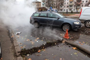 Odessa, Ukrayna - 28 Kasım 2018: Isıtma ana kaza. Sıcak su ile Borular patlamış. Kış ısıtma boruları soğuk frost ve patlama dayanamadı. Sıcak su buhar. Pompa ile acil kurtarma ekipleri