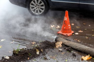 Odessa, Ukrayna - 28 Kasım 2018: Isıtma ana kaza. Sıcak su ile Borular patlamış. Kış ısıtma boruları soğuk frost ve patlama dayanamadı. Sıcak su buhar. Pompa ile acil kurtarma ekipleri