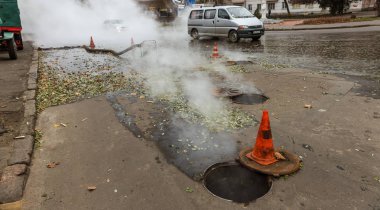 Odessa, Ukrayna - 28 Kasım 2018: Isıtma ana kaza. Sıcak su ile Borular patlamış. Kış ısıtma boruları soğuk frost ve patlama dayanamadı. Sıcak su buhar. Pompa ile acil kurtarma ekipleri