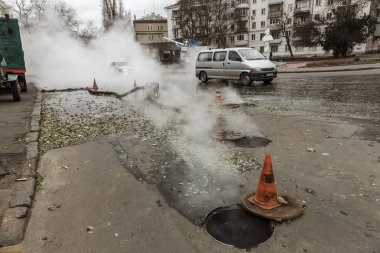 Odessa, Ukrayna - 28 Kasım 2018: Isıtma ana kaza. Sıcak su ile Borular patlamış. Kış ısıtma boruları soğuk frost ve patlama dayanamadı. Sıcak su buhar. Pompa ile acil kurtarma ekipleri