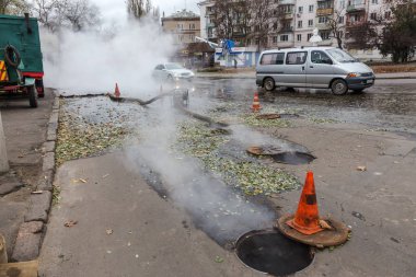 Odessa, Ukrayna - 28 Kasım 2018: Isıtma ana kaza. Sıcak su ile Borular patlamış. Kış ısıtma boruları soğuk frost ve patlama dayanamadı. Sıcak su buhar. Pompa ile acil kurtarma ekipleri