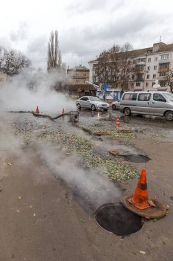 Odessa, Ukrayna - 28 Kasım 2018: Isıtma ana kaza. Sıcak su ile Borular patlamış. Kış ısıtma boruları soğuk frost ve patlama dayanamadı. Sıcak su buhar. Pompa ile acil kurtarma ekipleri