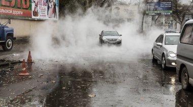 Odessa, Ukrayna - 28 Kasım 2018: Isıtma ana kaza. Sıcak su ile Borular patlamış. Kış ısıtma boruları soğuk frost ve patlama dayanamadı. Sıcak su buhar. Pompa ile acil kurtarma ekipleri