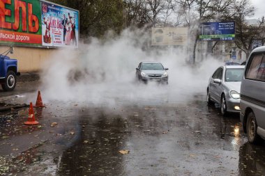 Odessa, Ukrayna - 28 Kasım 2018: Isıtma ana kaza. Sıcak su ile Borular patlamış. Kış ısıtma boruları soğuk frost ve patlama dayanamadı. Sıcak su buhar. Pompa ile acil kurtarma ekipleri