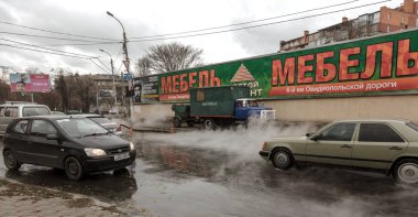 Odessa, Ukrayna - 28 Kasım 2018: Isıtma ana kaza. Sıcak su ile Borular patlamış. Kış ısıtma boruları soğuk frost ve patlama dayanamadı. Sıcak su buhar. Pompa ile acil kurtarma ekipleri