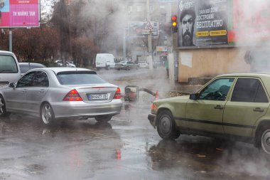 Odessa, Ukrayna - 28 Kasım 2018: Isıtma ana kaza. Sıcak su ile Borular patlamış. Kış ısıtma boruları soğuk frost ve patlama dayanamadı. Sıcak su buhar. Pompa ile acil kurtarma ekipleri