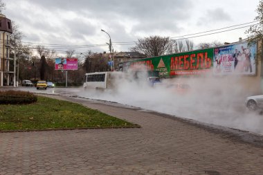 Odessa, Ukrayna - 28 Kasım 2018: Isıtma ana kaza. Sıcak su ile Borular patlamış. Kış ısıtma boruları soğuk frost ve patlama dayanamadı. Sıcak su buhar. Pompa ile acil kurtarma ekipleri