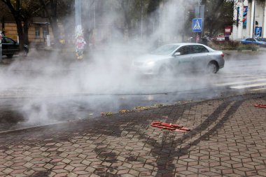 Odessa, Ukrayna - 28 Kasım 2018: Isıtma ana kaza. Sıcak su ile Borular patlamış. Kış ısıtma boruları soğuk frost ve patlama dayanamadı. Sıcak su buhar. Pompa ile acil kurtarma ekipleri
