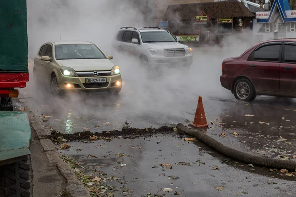 Odessa, Ukrayna - 28 Kasım 2018: Isıtma ana kaza. Sıcak su ile Borular patlamış. Kış ısıtma boruları soğuk frost ve patlama dayanamadı. Sıcak su buhar. Pompa ile acil kurtarma ekipleri