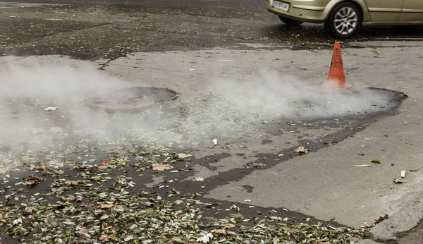 Odessa, Ukrayna - 28 Kasım 2018: Isıtma ana kaza. Sıcak su ile Borular patlamış. Kış ısıtma boruları soğuk frost ve patlama dayanamadı. Sıcak su buhar. Pompa ile acil kurtarma ekipleri