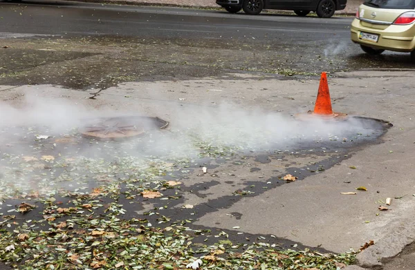 Odessa, Ukrayna - 28 Kasım 2018: Isıtma ana kaza. Sıcak su ile Borular patlamış. Kış ısıtma boruları soğuk frost ve patlama dayanamadı. Sıcak su buhar. Pompa ile acil kurtarma ekipleri