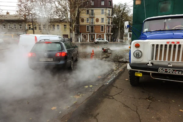 Odessa, Ukrayna - 28 Kasım 2018: Isıtma ana kaza. Sıcak su ile Borular patlamış. Kış ısıtma boruları soğuk frost ve patlama dayanamadı. Sıcak su buhar. Pompa ile acil kurtarma ekipleri