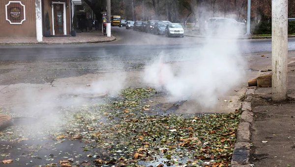 Odessa, Ukrayna - 28 Kasım 2018: Isıtma ana kaza. Sıcak su ile Borular patlamış. Kış ısıtma boruları soğuk frost ve patlama dayanamadı. Sıcak su buhar. Pompa ile acil kurtarma ekipleri